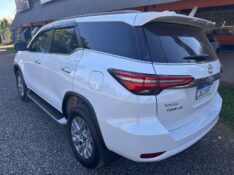 TOYOTA HILUX SW4 2.8 SRX 4X4 2023/2024 MENEGHINI VEÍCULOS ARROIO DO MEIO / Carros no Vale