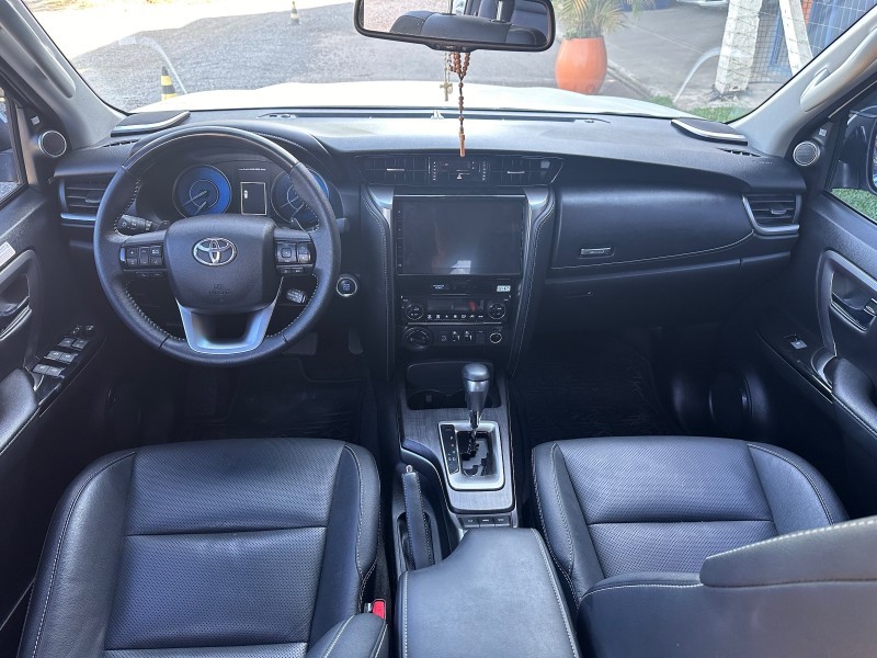 TOYOTA HILUX SW4 2.8 SRX 4X4 2023/2024 MENEGHINI VEÍCULOS ARROIO DO MEIO / Carros no Vale