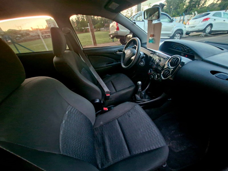 TOYOTA ETIOS XS 1.5 2014/2014 CRUZEIRO MULTIMARCAS CRUZEIRO DO SUL / Carros no Vale