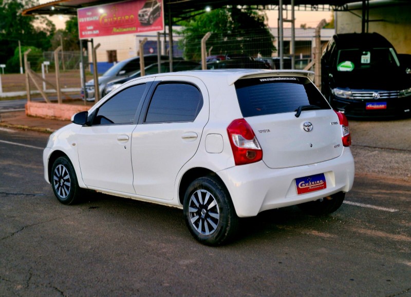 TOYOTA ETIOS XS 1.5 2014/2014 CRUZEIRO MULTIMARCAS CRUZEIRO DO SUL / Carros no Vale