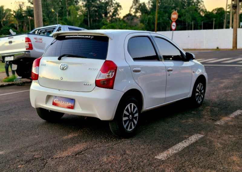 TOYOTA ETIOS XS 1.5 2014/2014 CRUZEIRO MULTIMARCAS CRUZEIRO DO SUL / Carros no Vale