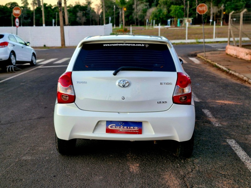 TOYOTA ETIOS XS 1.5 2014/2014 CRUZEIRO MULTIMARCAS CRUZEIRO DO SUL / Carros no Vale