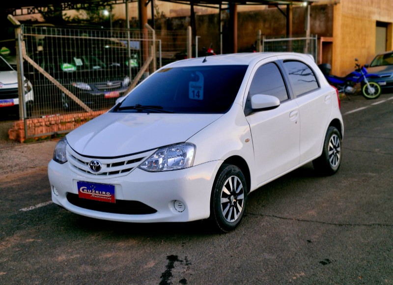 TOYOTA ETIOS XS 1.5 2014/2014 CRUZEIRO MULTIMARCAS CRUZEIRO DO SUL / Carros no Vale