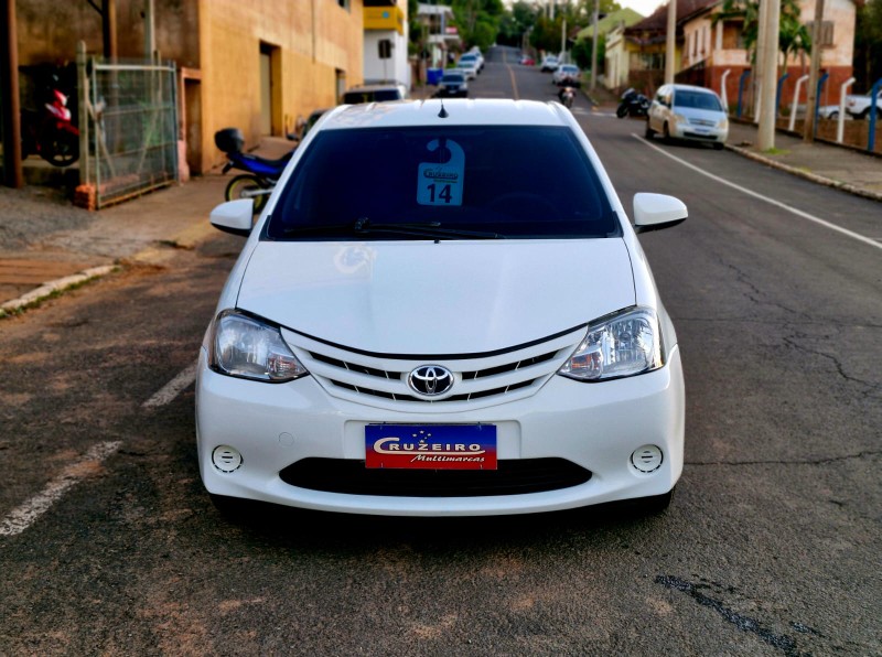TOYOTA ETIOS XS 1.5 2014/2014 CRUZEIRO MULTIMARCAS CRUZEIRO DO SUL / Carros no Vale