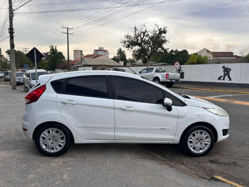 FORD FIESTA 1.5 16V FLEX MEC. 5P 2015/2015 LS MULTIMARCAS VENÂNCIO AIRES / Carros no Vale