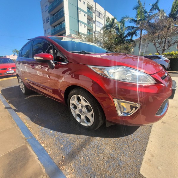 FORD FIESTA 1.6 SE HATCH 16V FLEX 4P MANUAL 2012/2013 ADRIANO VEÍCULOS CRUZEIRO DO SUL / Carros no Vale