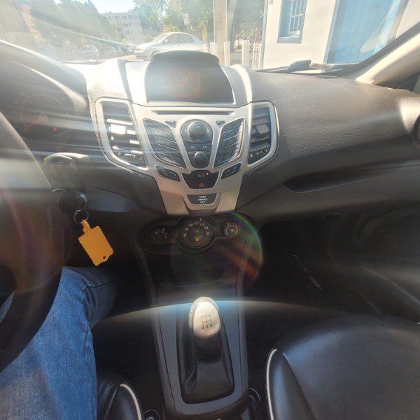 FORD FIESTA 1.6 SE HATCH 16V FLEX 4P MANUAL 2012/2013 ADRIANO VEÍCULOS CRUZEIRO DO SUL / Carros no Vale