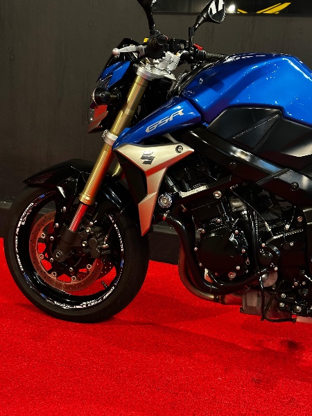 SUZUKI MOTOS GSR 750 /2014 EXCLUSIVO VEÍCULOS SANTA CRUZ DO SUL / Carros no Vale