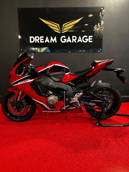 HONDA MOTOS CBR 1000 RR FIRE BLADE /2018 EXCLUSIVO VEÍCULOS SANTA CRUZ DO SUL / Carros no Vale