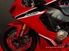HONDA MOTOS CBR 1000 RR FIRE BLADE /2018 EXCLUSIVO VEÍCULOS SANTA CRUZ DO SUL / Carros no Vale