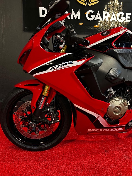 HONDA MOTOS CBR 1000 RR FIRE BLADE /2018 EXCLUSIVO VEÍCULOS SANTA CRUZ DO SUL / Carros no Vale