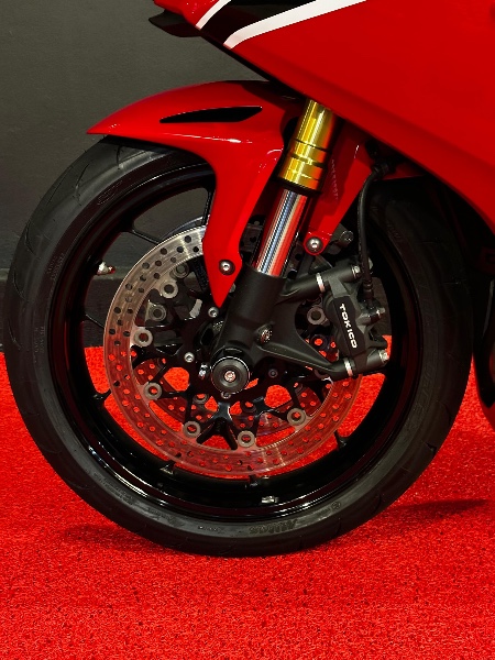 HONDA MOTOS CBR 1000 RR FIRE BLADE /2018 EXCLUSIVO VEÍCULOS SANTA CRUZ DO SUL / Carros no Vale