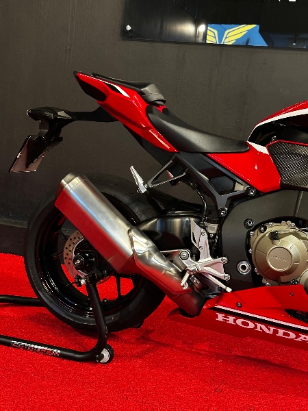 HONDA MOTOS CBR 1000 RR FIRE BLADE /2018 EXCLUSIVO VEÍCULOS SANTA CRUZ DO SUL / Carros no Vale