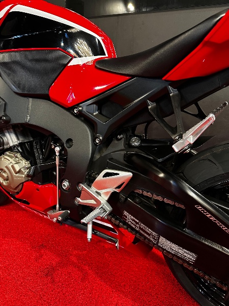 HONDA MOTOS CBR 1000 RR FIRE BLADE /2018 EXCLUSIVO VEÍCULOS SANTA CRUZ DO SUL / Carros no Vale