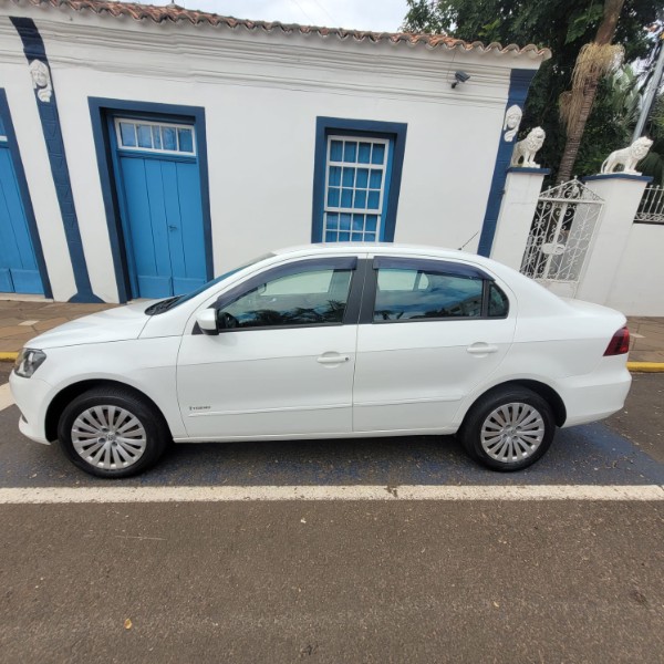 VOLKSWAGEN VOYAGE CITY 1.6 8V 2013/2014 ADRIANO VEÍCULOS CRUZEIRO DO SUL / Carros no Vale