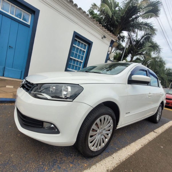 VOLKSWAGEN VOYAGE CITY 1.6 8V 2013/2014 ADRIANO VEÍCULOS CRUZEIRO DO SUL / Carros no Vale