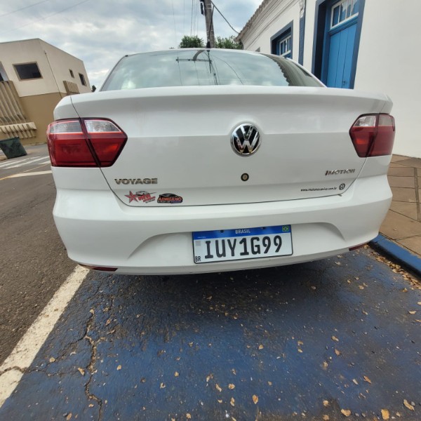 VOLKSWAGEN VOYAGE CITY 1.6 8V 2013/2014 ADRIANO VEÍCULOS CRUZEIRO DO SUL / Carros no Vale