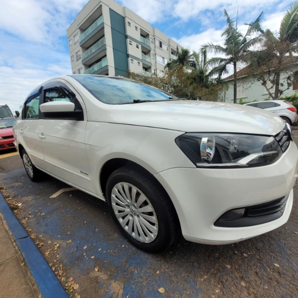 VOLKSWAGEN VOYAGE CITY 1.6 8V 2013/2014 ADRIANO VEÍCULOS CRUZEIRO DO SUL / Carros no Vale