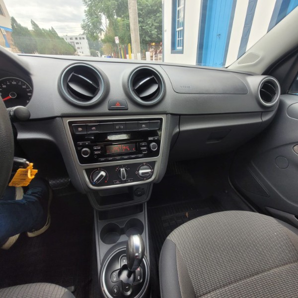 VOLKSWAGEN VOYAGE CITY 1.6 8V 2013/2014 ADRIANO VEÍCULOS CRUZEIRO DO SUL / Carros no Vale