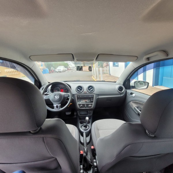 VOLKSWAGEN VOYAGE CITY 1.6 8V 2013/2014 ADRIANO VEÍCULOS CRUZEIRO DO SUL / Carros no Vale