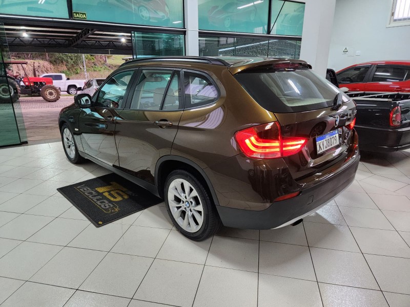 BMW X1 S DRIVE 18I 2.0 2011/2011 TS VEÍCULOS ANTA GORDA / Carros no Vale