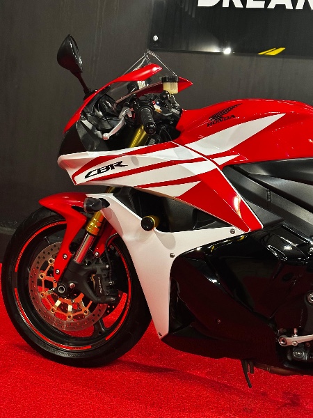 HONDA MOTOS CBR 600 RR 2013/2012 EXCLUSIVO VEÍCULOS SANTA CRUZ DO SUL / Carros no Vale