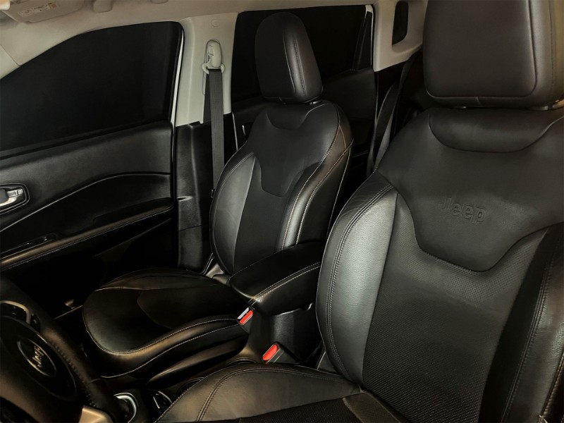 JEEP COMPASS 2.0 16V FLEX LONGITUDE AUTOMÁTICO 2017/2018 DUARTE VEÍCULOS PORTO ALEGRE / Carros no Vale