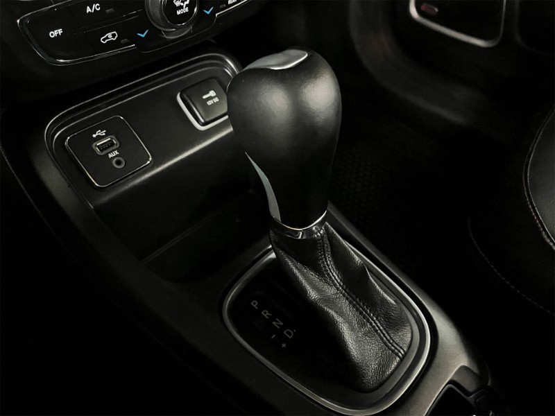 JEEP COMPASS 2.0 16V FLEX LONGITUDE AUTOMÁTICO 2017/2018 DUARTE VEÍCULOS PORTO ALEGRE / Carros no Vale