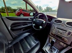 FORD FOCUS FOCUS 2.0 GHIA 16V GASOLINA 4P AUTOMÁTICO 2010/2011 CRUZEIRO MULTIMARCAS CRUZEIRO DO SUL / Carros no Vale