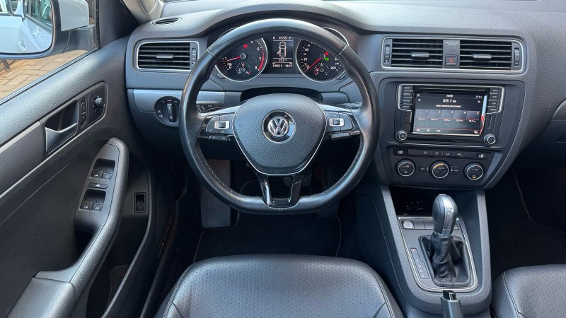 VOLKSWAGEN JETTA TSI HIGHLINE /2018 IDEAL VEÍCULOS LAJEADO / Carros no Vale