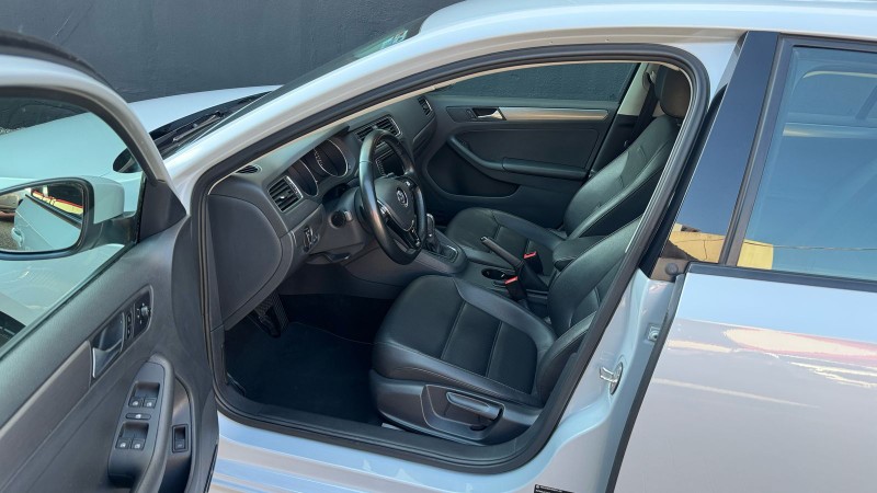 VOLKSWAGEN JETTA TSI HIGHLINE /2018 IDEAL VEÍCULOS LAJEADO / Carros no Vale