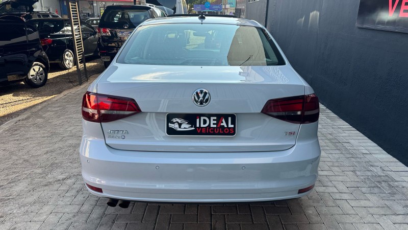VOLKSWAGEN JETTA TSI HIGHLINE /2018 IDEAL VEÍCULOS LAJEADO / Carros no Vale