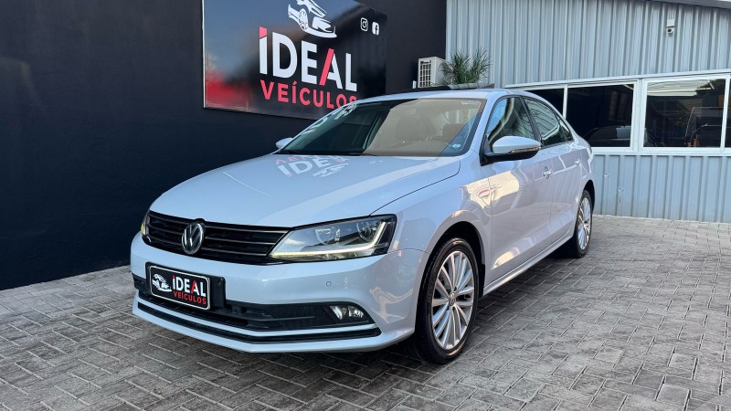 VOLKSWAGEN JETTA TSI HIGHLINE /2018 IDEAL VEÍCULOS LAJEADO / Carros no Vale