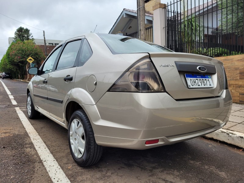 FORD FIESTA SEDAN FIESTA 1.6 MPI SEDAN 8V FLEX 4P MANUAL 2010/2011 ADRIANO VEÍCULOS CRUZEIRO DO SUL / Carros no Vale