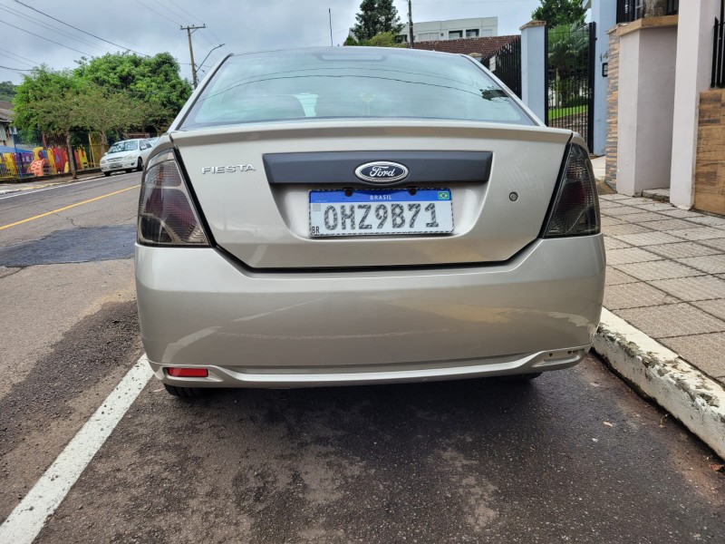 FORD FIESTA SEDAN FIESTA 1.6 MPI SEDAN 8V FLEX 4P MANUAL 2010/2011 ADRIANO VEÍCULOS CRUZEIRO DO SUL / Carros no Vale