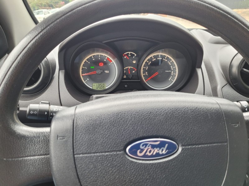 FORD FIESTA SEDAN FIESTA 1.6 MPI SEDAN 8V FLEX 4P MANUAL 2010/2011 ADRIANO VEÍCULOS CRUZEIRO DO SUL / Carros no Vale