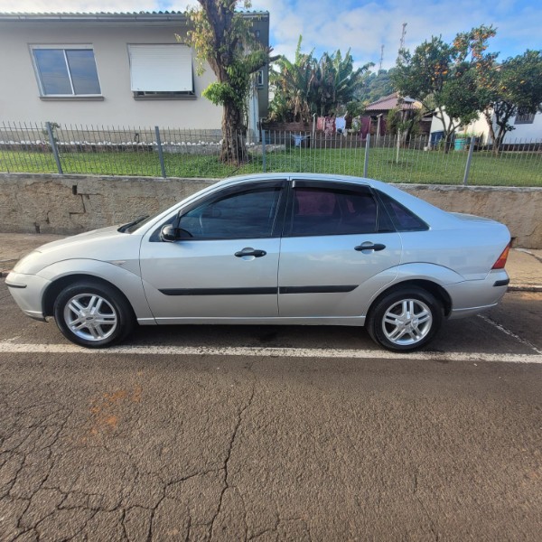 FORD FOCUS 2.0 GHIA 16V GASOLINA 4P AUTOMÁTICO 2004/2004 ADRIANO VEÍCULOS CRUZEIRO DO SUL / Carros no Vale