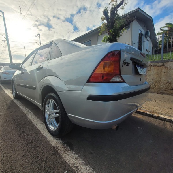 FORD FOCUS 2.0 GHIA 16V GASOLINA 4P AUTOMÁTICO 2004/2004 ADRIANO VEÍCULOS CRUZEIRO DO SUL / Carros no Vale