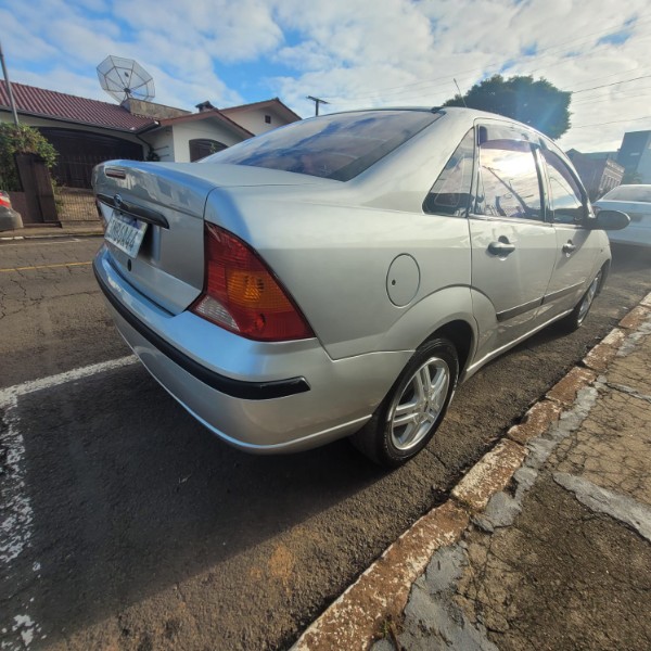 FORD FOCUS 2.0 GHIA 16V GASOLINA 4P AUTOMÁTICO 2004/2004 ADRIANO VEÍCULOS CRUZEIRO DO SUL / Carros no Vale