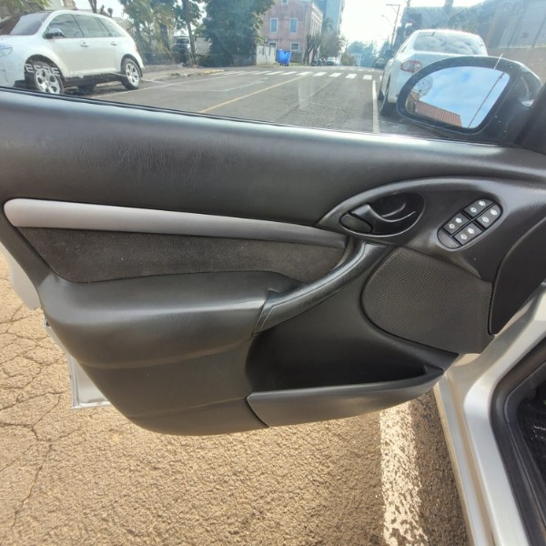 FORD FOCUS 2.0 GHIA 16V GASOLINA 4P AUTOMÁTICO 2004/2004 ADRIANO VEÍCULOS CRUZEIRO DO SUL / Carros no Vale