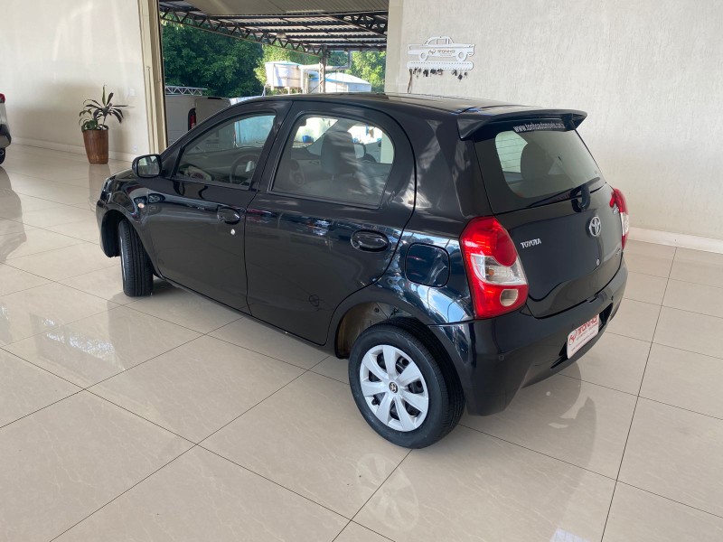 TOYOTA ETIOS 1.3 XS 16V FLEX 4P MANUAL 2013/2013 TONHO AUTOMÓVEIS LAJEADO / Carros no Vale