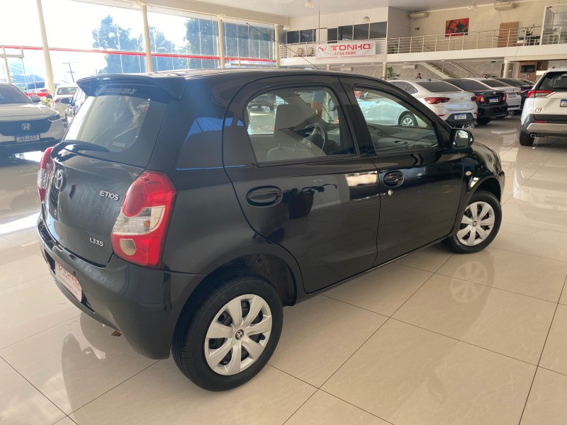 TOYOTA ETIOS 1.3 XS 16V FLEX 4P MANUAL 2013/2013 TONHO AUTOMÓVEIS LAJEADO / Carros no Vale