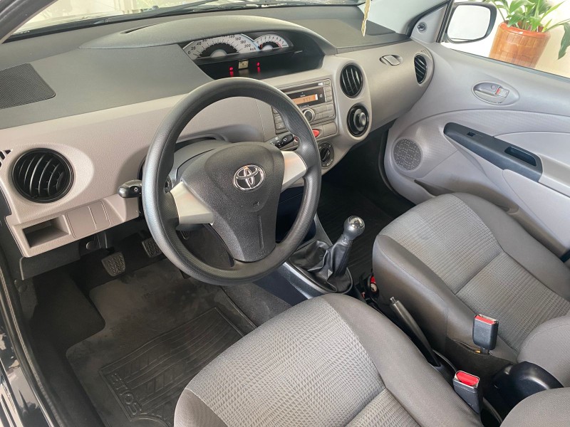 TOYOTA ETIOS 1.3 XS 16V FLEX 4P MANUAL 2013/2013 TONHO AUTOMÓVEIS LAJEADO / Carros no Vale