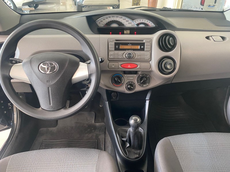 TOYOTA ETIOS 1.3 XS 16V FLEX 4P MANUAL 2013/2013 TONHO AUTOMÓVEIS LAJEADO / Carros no Vale