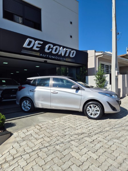 TOYOTA YARIS /2019 DE CONTO AUTOMÓVEIS SARANDI / Carros no Vale