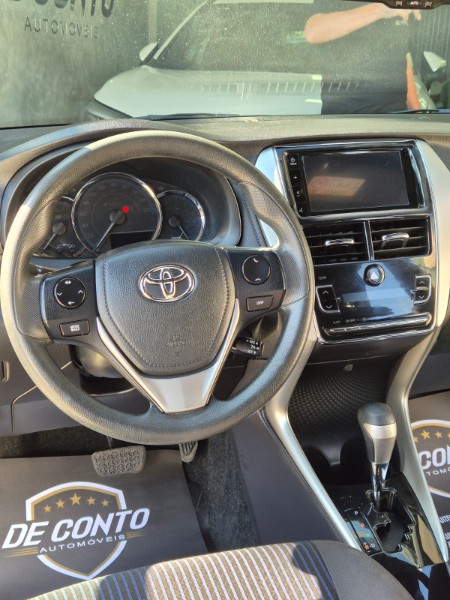 TOYOTA YARIS /2019 DE CONTO AUTOMÓVEIS SARANDI / Carros no Vale