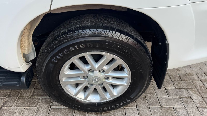 TOYOTA SW4 SRV 4X4 7 LUGARES 3.0 TURBO INTERCOOLER 16V /2015 IDEAL VEÍCULOS LAJEADO / Carros no Vale