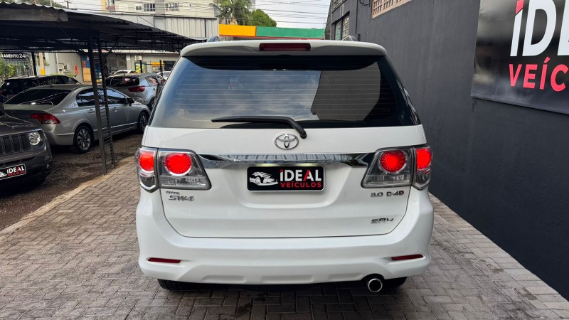 TOYOTA SW4 SRV 4X4 7 LUGARES 3.0 TURBO INTERCOOLER 16V /2015 IDEAL VEÍCULOS LAJEADO / Carros no Vale