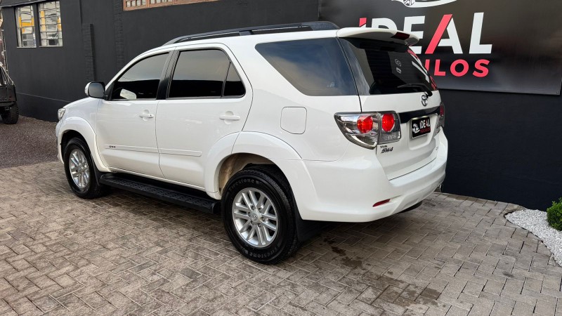 TOYOTA SW4 SRV 4X4 7 LUGARES 3.0 TURBO INTERCOOLER 16V /2015 IDEAL VEÍCULOS LAJEADO / Carros no Vale