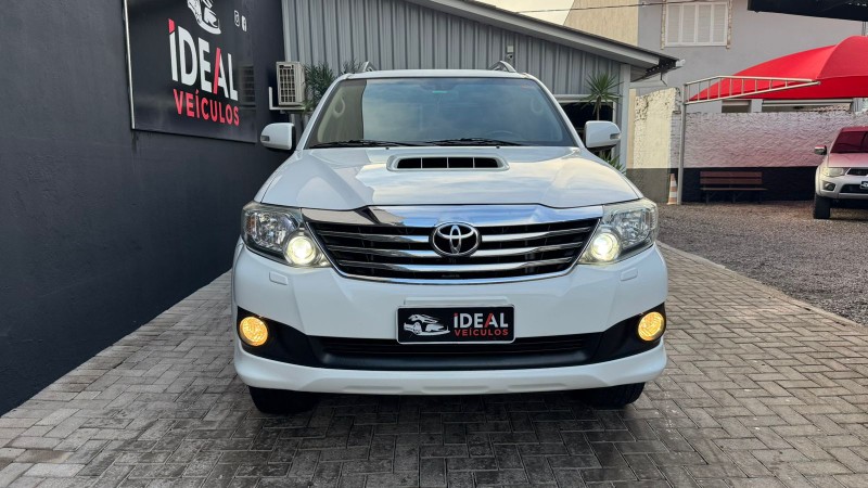 TOYOTA SW4 SRV 4X4 7 LUGARES 3.0 TURBO INTERCOOLER 16V /2015 IDEAL VEÍCULOS LAJEADO / Carros no Vale